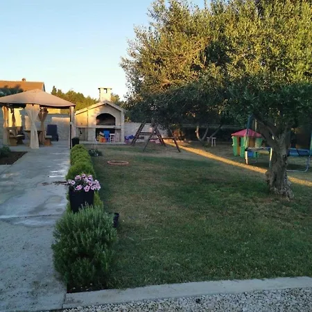 Apartamento In Privlaka Mit Grill, Garten Und Terrasse